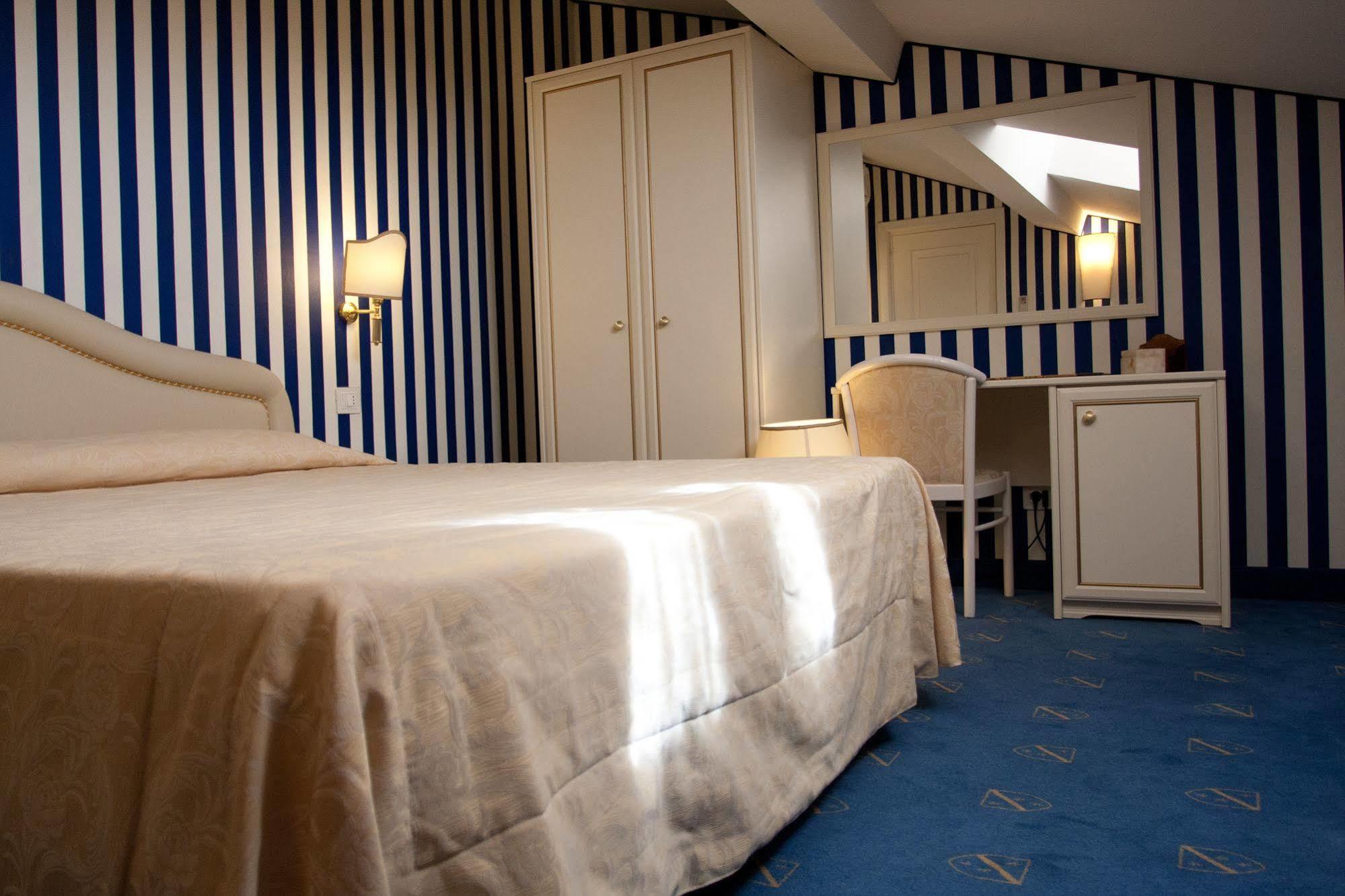 Hotel Navy Ліворно Екстер'єр фото