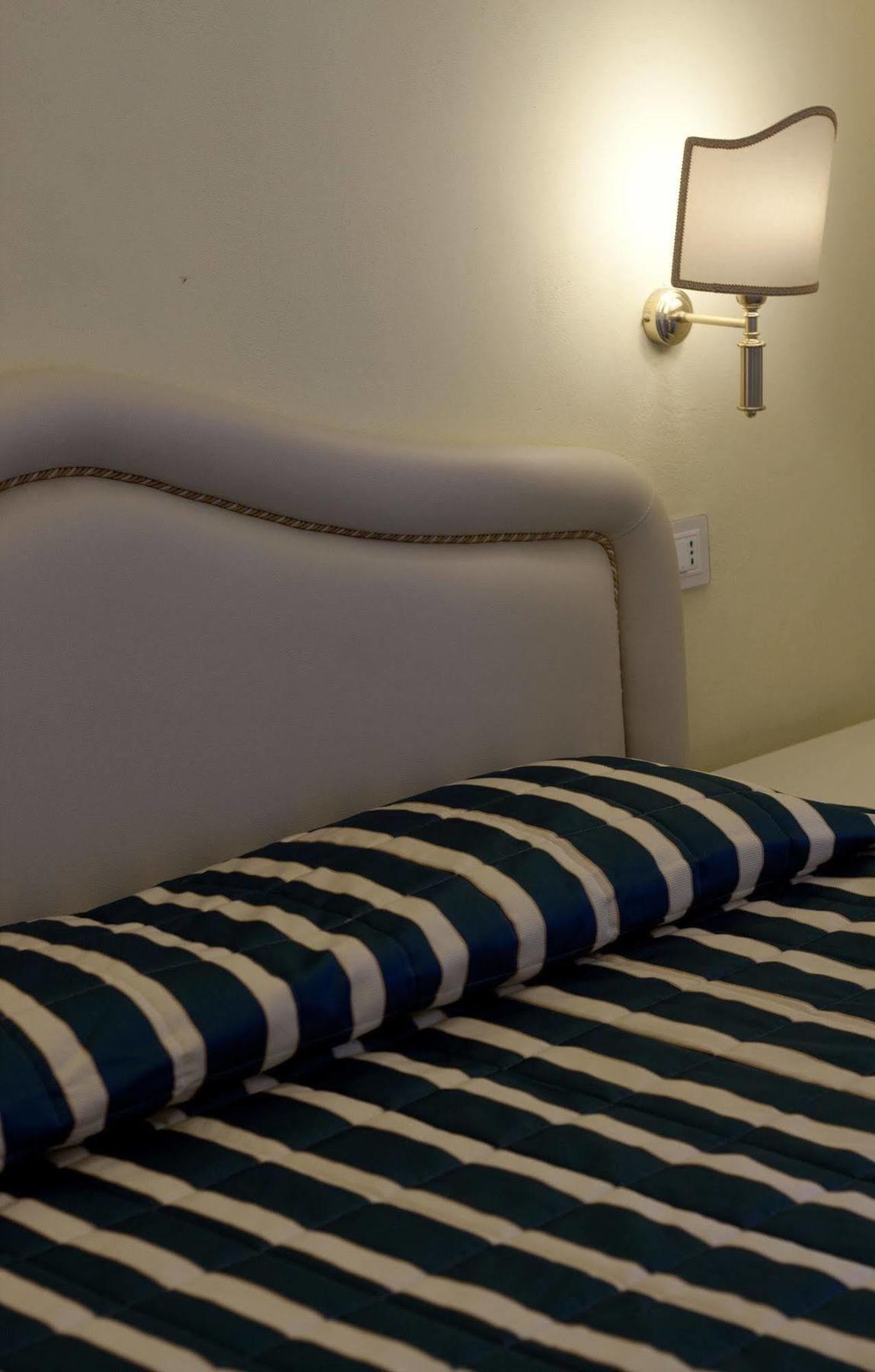 Hotel Navy Ліворно Екстер'єр фото