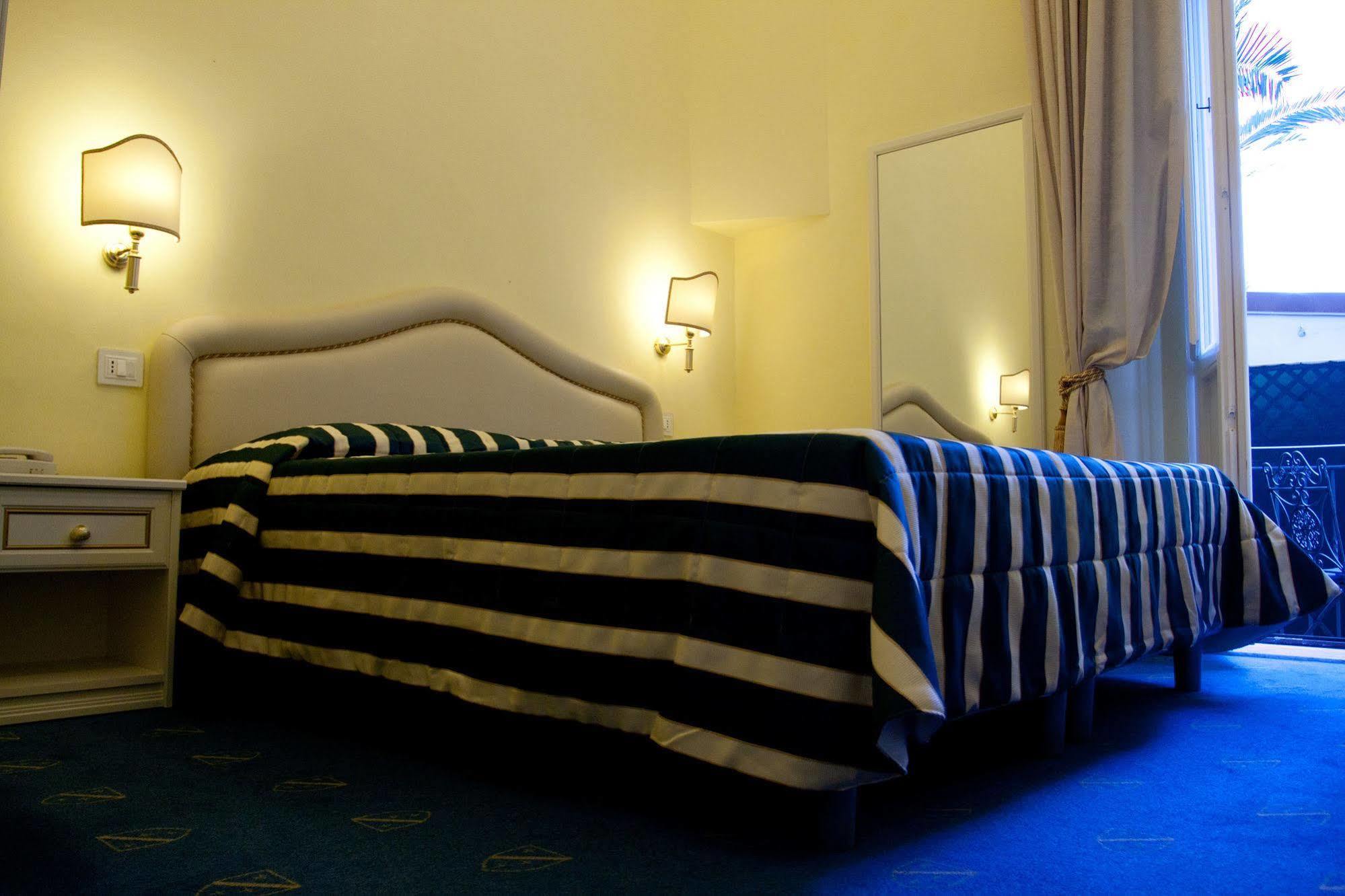 Hotel Navy Ліворно Екстер'єр фото