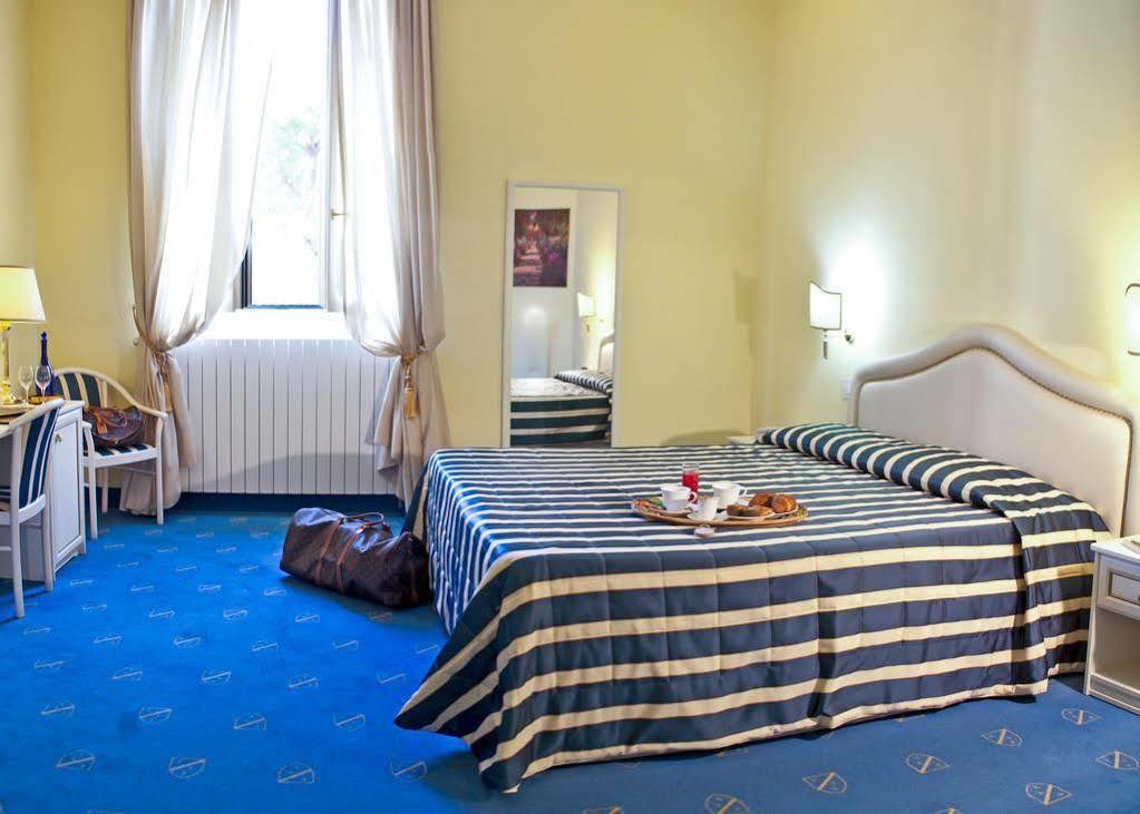 Hotel Navy Ліворно Екстер'єр фото
